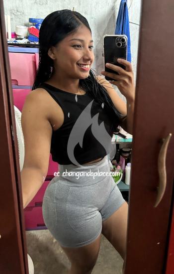 Estudió y trabajó, me gusta mucho escuchar música y